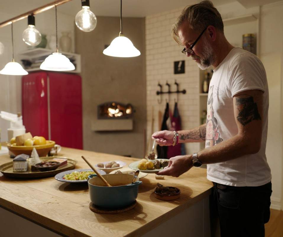 Erik er på andre runde allerede. Disse kjøttbollene får bein å gå på, skal jeg si deg.