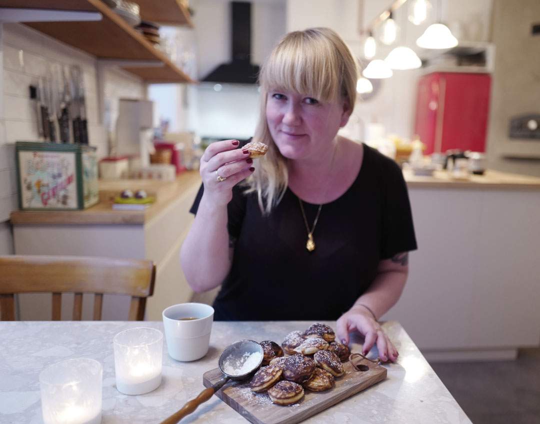 Jeg hygger meg med mormors æbleskiver. (foto: Erik Valebrokk)