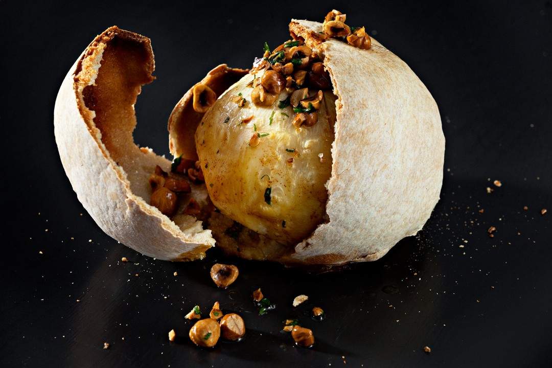 Selleribombe med hasselnøtter og brunet smør. Bildet er hentet fra boken INNERÅ + BØ. Foto: Sune Eriksen.